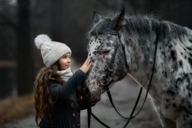 Genç kız portre Appaloosa at ve Dalmaçyalı köpekler ile 