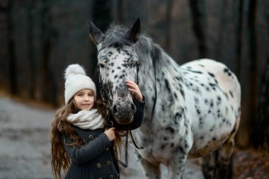 Genç kız portre Appaloosa at ve Dalmaçyalı köpekler ile 