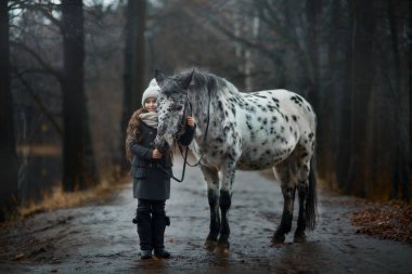 Genç kız portre Appaloosa at ve Dalmaçyalı köpekler ile 