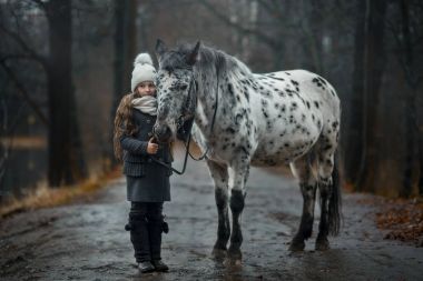 Genç kız portre Appaloosa at ve Dalmaçyalı köpekler ile 