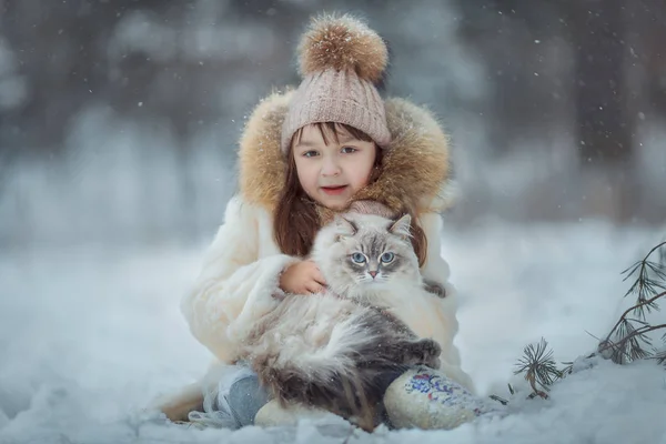 Ung flicka stående med katt — Stockfoto