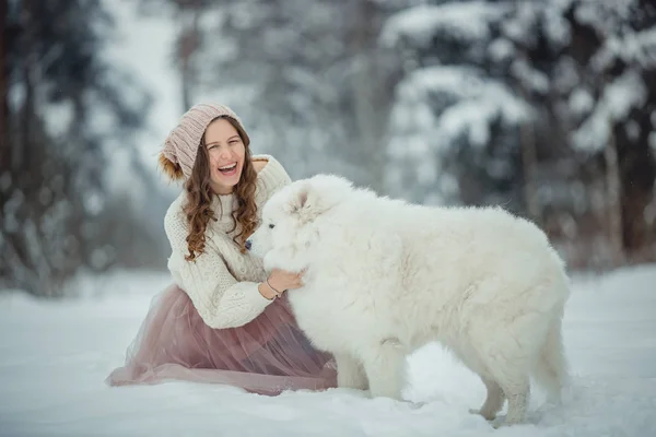 Belle femme avec chien samoyed — Photo