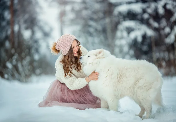 Krásná žena s samojed pes — Stock fotografie