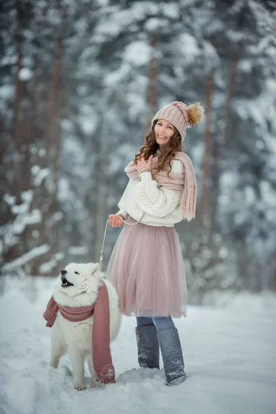 Красива жінка з самотнім собакою — стокове фото