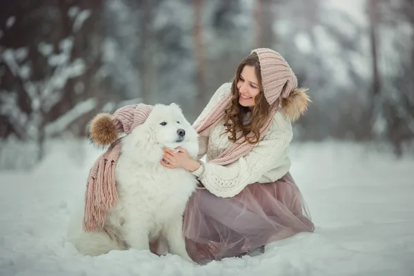 Schöne Frau mit samoy Hund — Stockfoto