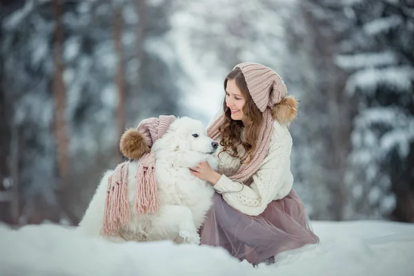 Belle femme avec chien samoyed — Photo