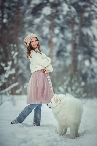 Schöne Frau mit samoy Hund — Stockfoto
