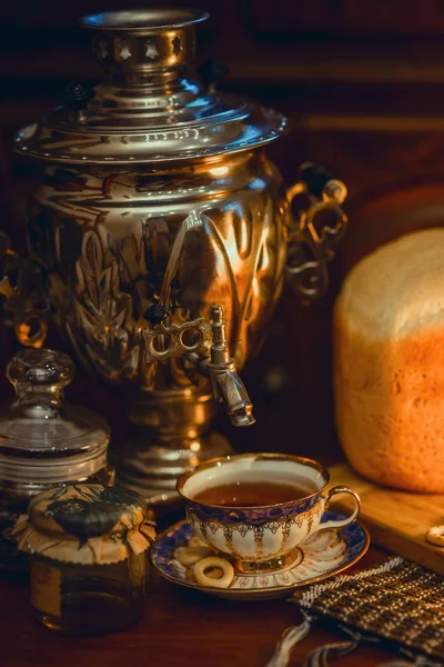 Russian traditional tea with samovar — Stock Photo, Image