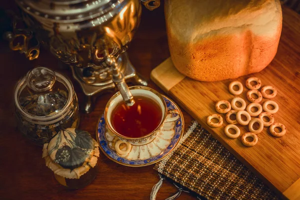 Russian traditional tea with samovar — Stock Photo, Image