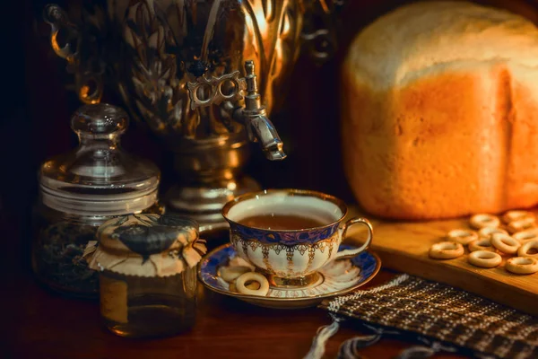 Russische traditionele thee met Samowar — Stockfoto