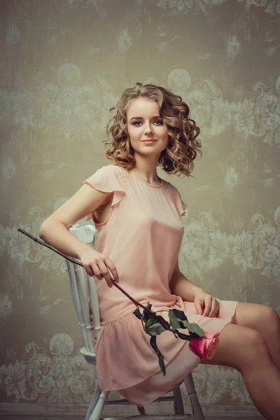 Mujer bonita retrato en el interior de la luz — Foto de Stock