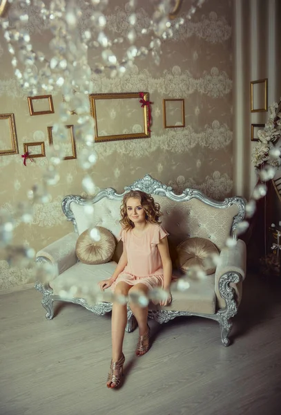 Jolie femme portrait à l'intérieur de la lumière — Photo