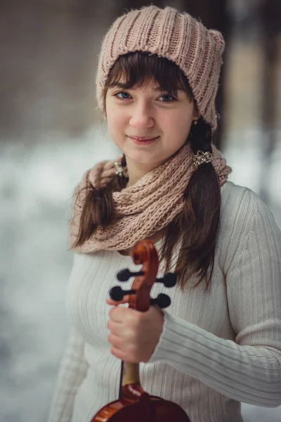 Портрет дівчини-підлітка зі скрипкою — стокове фото