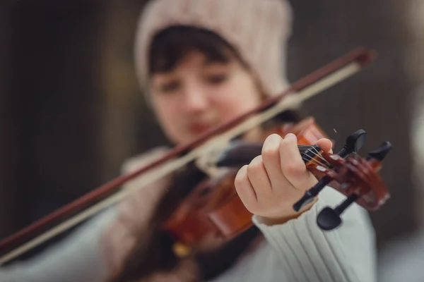 少年女孩肖像与小提琴 — 图库照片