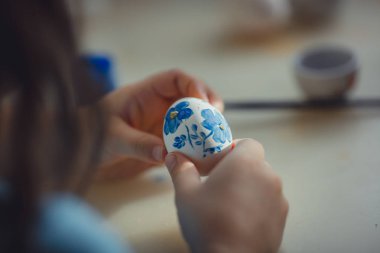 Paskalya yortusu yumurta boyama kız