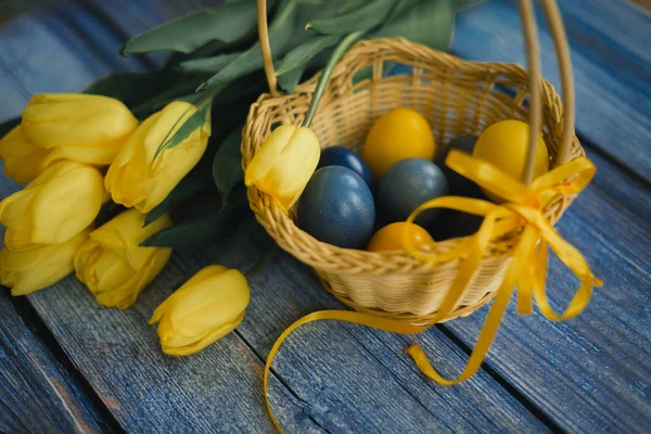 Huevos de Pascua con tulipanes —  Fotos de Stock