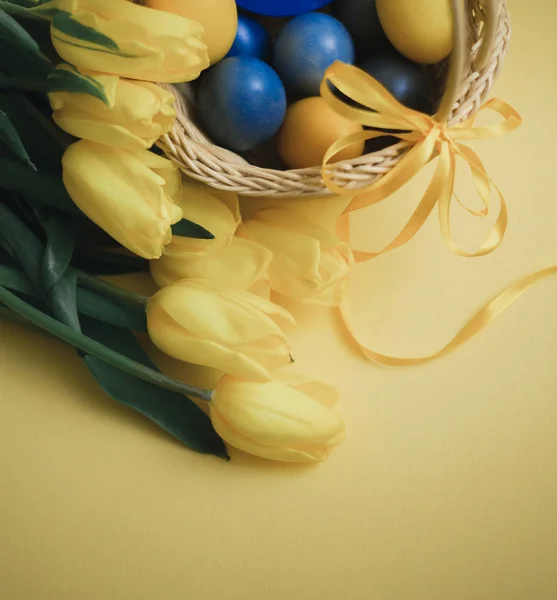 Huevos de Pascua con tulipanes —  Fotos de Stock