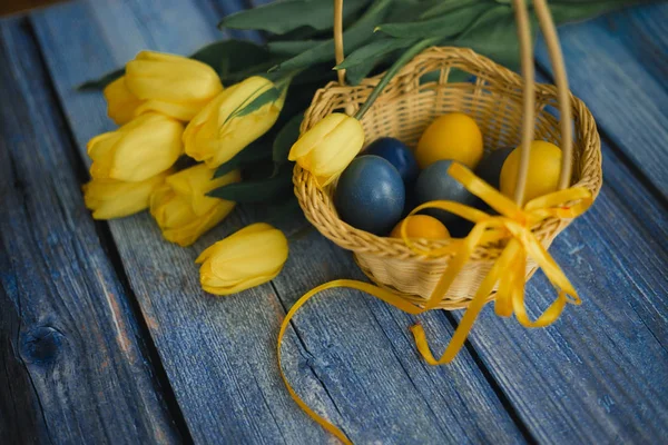 Huevos de Pascua con tulipanes —  Fotos de Stock