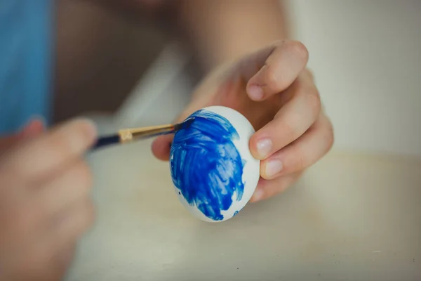 Дівчина малює на великодньому яйці — стокове фото