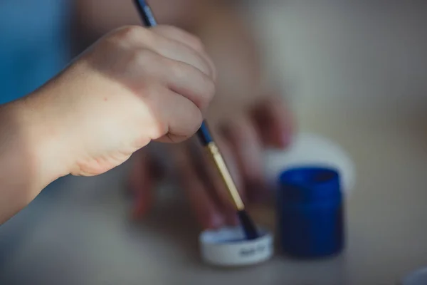 Girl painting on  the easter egg — Stock Photo, Image