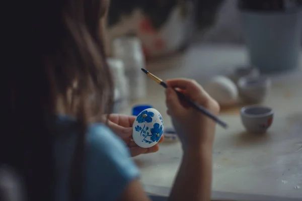 Girl painting on  the easter egg — Stock Photo, Image