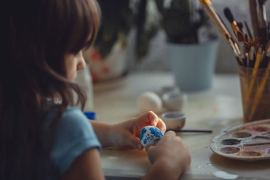 Paskalya yortusu yumurta boyama kız