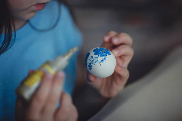 Girl painting on  the easter egg — Stock Photo, Image