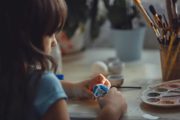 Menina pintura no ovo de Páscoa — Fotografia de Stock