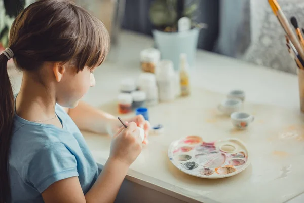 Girl painting on  the easter egg — Stock Photo, Image