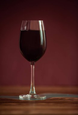 Karanlık dolu arka plan üzerinde alkollü içecekler 