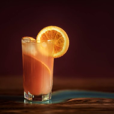 Karanlık dolu arka plan üzerinde alkollü içecekler 