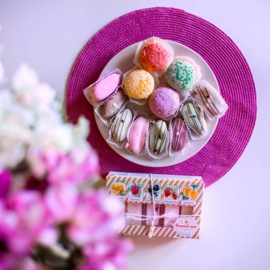 Bir tabak petits kek 