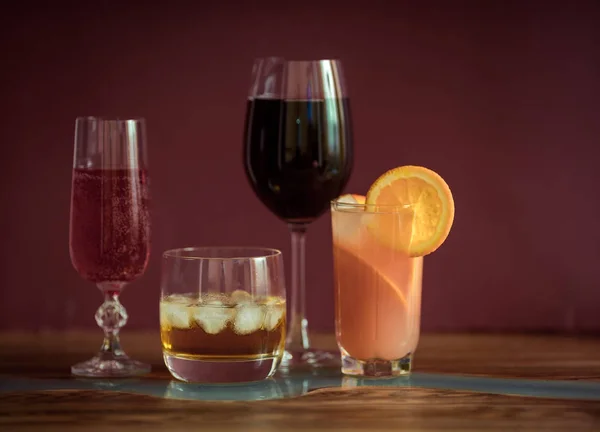 Alkohol nápojů na tmavé jednobarevné pozadí — Stock fotografie