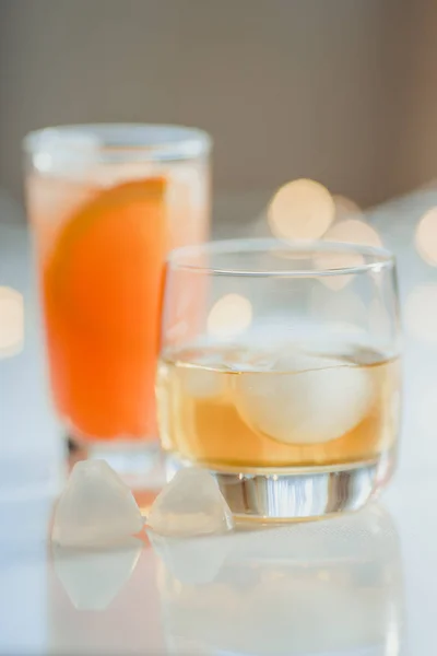 Алкогольные напитки на светлом фоне — стоковое фото
