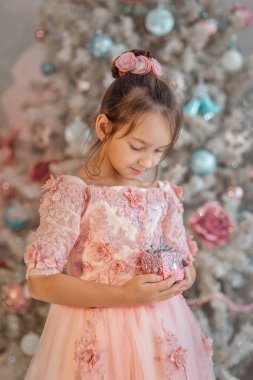 Noel arifesinde pembe elbiseli mutlu küçük kız