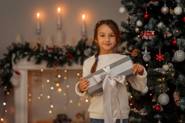 Mutlu küçük kız Noel arifesinde evde.