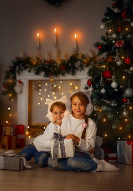 Noel arifesinde evde mutlu küçük kız kardeşler