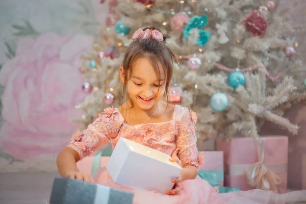 Menina Feliz Vestido Rosa Véspera Natal — Fotografia de Stock