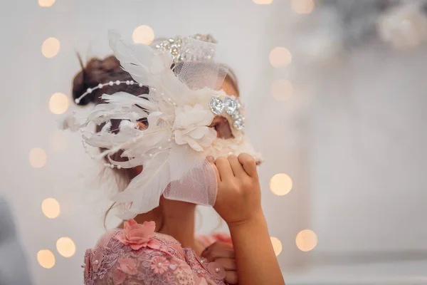 Glückliches Kleines Mädchen Rosa Kleid Heiligabend — Stockfoto