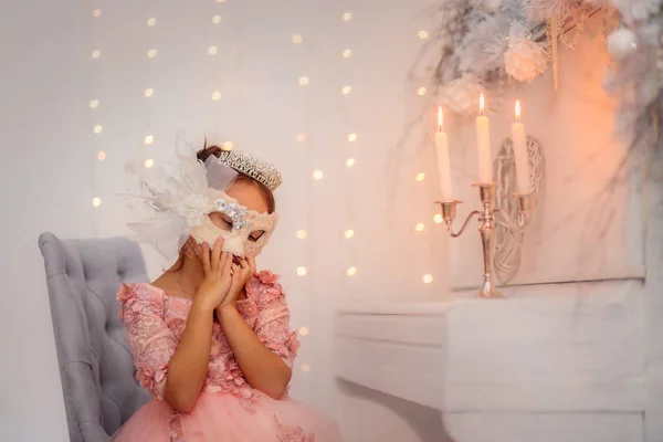 Felice Bambina Abito Rosa Alla Vigilia Natale — Foto Stock