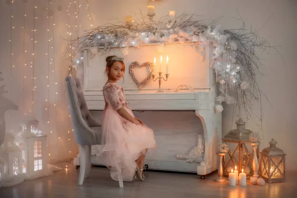 Menina Feliz Vestido Rosa Véspera Natal — Fotografia de Stock