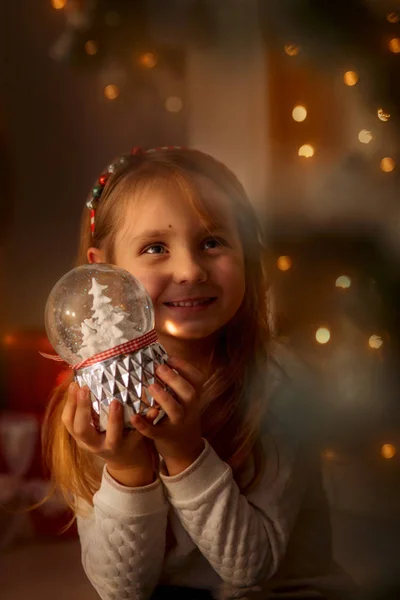 Ευτυχισμένο Κοριτσάκι Στο Σπίτι Παραμονή Χριστουγέννων — Φωτογραφία Αρχείου