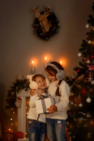 Noel Arifesinde Evde Mutlu Küçük Kız Kardeşler — Stok fotoğraf