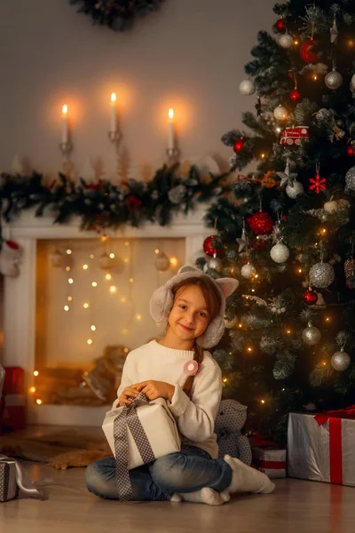 Šťastná Holčička Doma Štědrý Večer — Stock fotografie