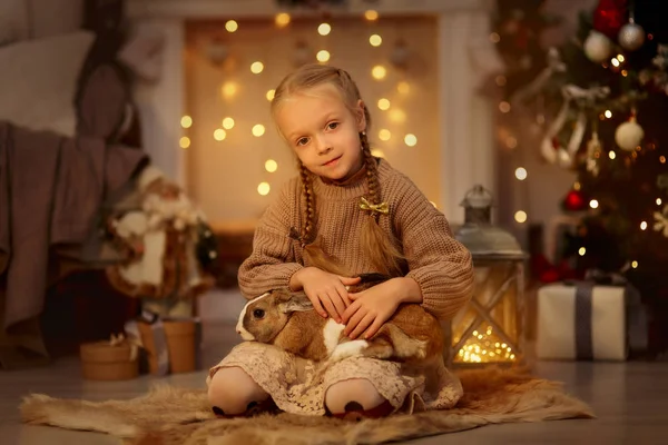 Niña Feliz Con Conejo Marrón Nochebuena —  Fotos de Stock