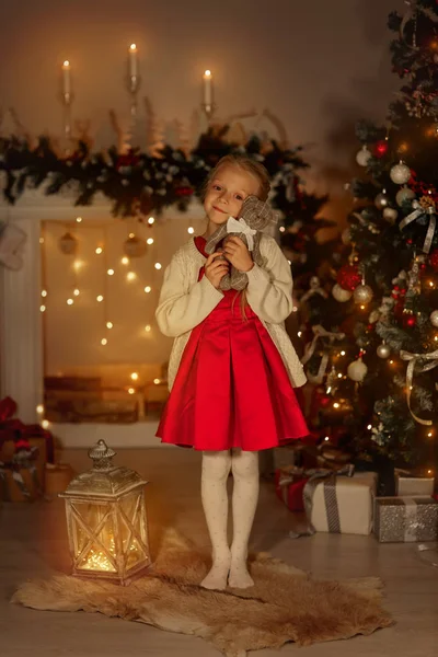 Счастливая Маленькая Девочка Канун Рождества — стоковое фото