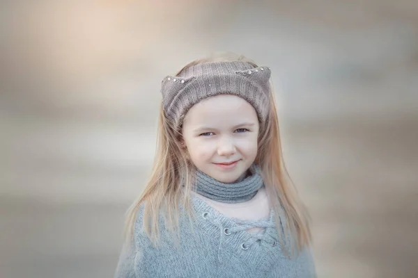Aranyos Kislány Kültéri Portré — Stock Fotó