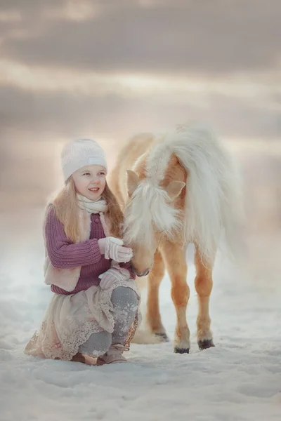 Dziewczynka Miniaturowym Koniem Palomino Parku Zimowym — Zdjęcie stockowe