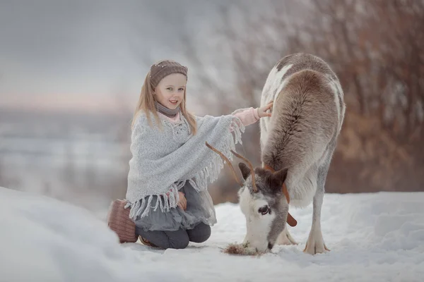 Ritratto Bambina Con Cervo Bianco Nella Foresta Invernale — Foto Stock