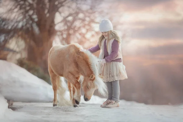 Kleines Mädchen Mit Palomino Miniaturpferd Winterpark — Stockfoto